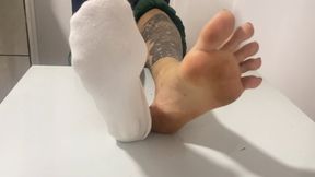Jessy Wakes Up with Sweaty Feet and Lets You Smell It