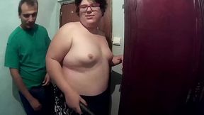 Como me gusta sentir un buen pepino dentro y restregármelo por mi sexy cuerpo de gorda obesa