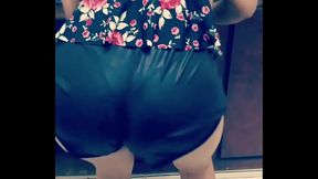 Esposa gostosa rebolando de shortinho preto atolado na bunda