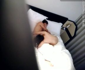 九月流出稀有酒店直播台偷拍非常會玩的年輕情侶夾著跳蛋啪啪妹子身材非常棒