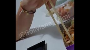 Mimi sentindo orgasmos intensoa se masturbando com sushi