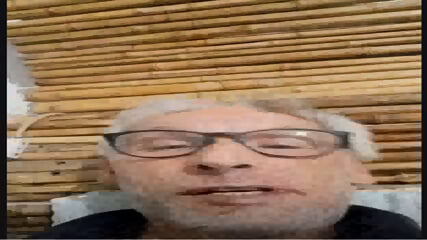 un signore si masturba davanti alla telecamera di fronte a una bambina di 8 anni