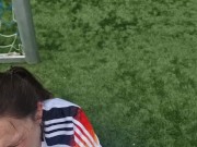 Hübsche Mutter lässt sich beim Fussball ins Gesichts spritzen