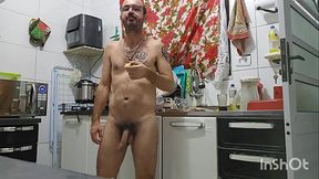 Fazendo um lanche pelado.