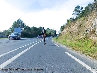 libertine et amatrice, j'adore m'exhiber, je montre mon cul au bord de ma route nationale!