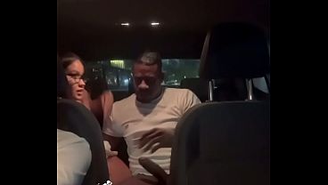CORNO pediu pra MOTORISTA DA UBER FODER SUA NOIVA NO MEIO DA RUA SEM CAMISINHA