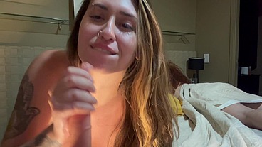 Fiquei com tesão e me masturbei com a minha amiga do lado