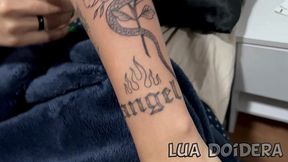 o jr foi mostrar as novas tattos que eu fiz e acabou me comendo ate gozar dentro da minha bucetinha - jr doidera
