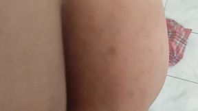 mi madrastra estas cocinando voy hablar con ella sobre relaciones sexual le pido la ayuda para que me ensene como tengo que hacer terminamos follando bien rico me encanta su enorme culo