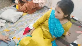 Sali apne chut me finger dal rhi thi jija pakar liye chor kar pani nikal diya