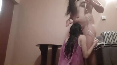 Страстно вылизала киску, когда я сушила волосы феном