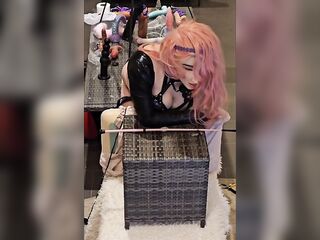 lola sissy en latex noir et cheveux rose se fait défoncer le cul par une sex machine sur le canapé vue du dessus