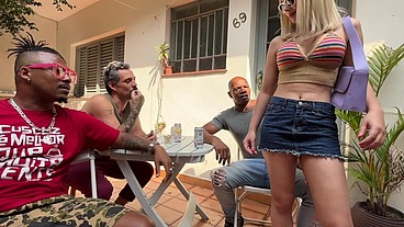 A LOIRINHA ESTAVA COM OS AMIGOS NUM CHURRASCO E SENTIU UMA COCEIRA NO CU