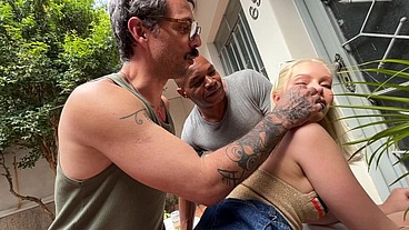 A LOIRINHA ESTAVA COM OS AMIGOS NUM CHURRASCO E SENTIU UMA COCEIRA NO CU