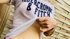 video on leve le tee shirt mouille
