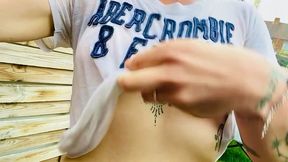 video on leve le tee shirt mouille