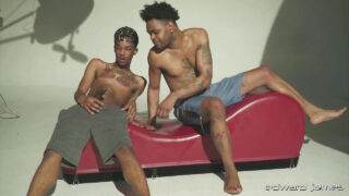 Wytatuowani czarni faceci z wielkimi penisami ostro ruchają ciasne otwory po intensywnym fellatio i masturbacji ręcznej