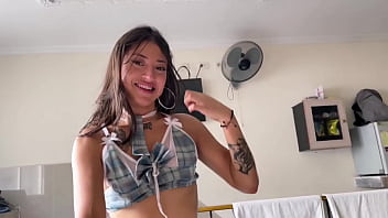 COLOMBIANO LE PAGA A SU EMPLEADA DE SERVICIO PARA QUE LE DE UNA MAMADA SALVAJE