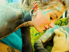 Alt beauty Anuskatzz stuffs Nahluu's pussy