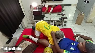 ap&oacute_s o treino, bateu aquele tesao enchi o cu do twink de porra