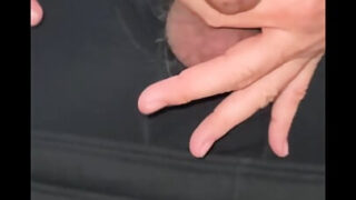 Homens maduros com pênis enormes fazem sexo oral, urinam e são penetrados analmente no banheiro.