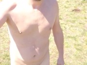 Nackt lauen neben einem Fahrradweg