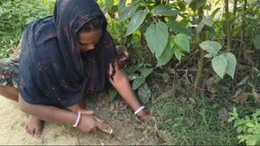 Indian bhabhi Jungle saaf karte hue chudai ki