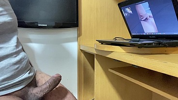 Gozando na chamada de vídeo com a morena gostosa.