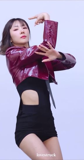 Hotty thighs in a sexy dance performance by an Asian babe