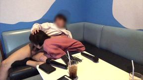 「ホテルまで我慢できない。ここでシようよ…。」とカラオケでムラムラした浮◯男性。人妻に勃起したチンコを見せてフェラ・バックした。