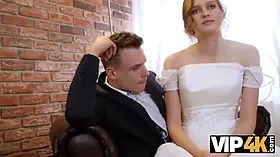 Vip4k. beauté en bathrobe de mariée suce une bite d'étrangers et se fait baiser