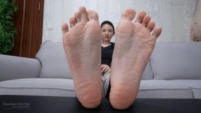 The beautiful young Asian woman Lijiaen shows off her sexy feet4 HD