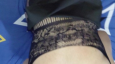 femboy en linda lencería y falda es follado por una verga de 25 cm que le abre el culo y lo hace acabar a chorros parte 2