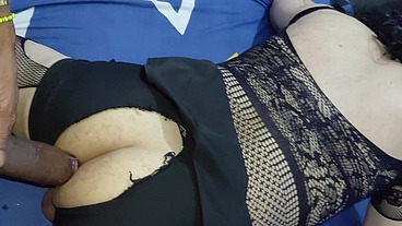 femboy en linda lencería y falda es follado por una verga de 25 cm que le abre el culo y lo hace acabar a chorros parte 2