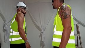 contratei dois pintor para fazer o servico de pintura no meu ap e os dois se pegaram gostoso