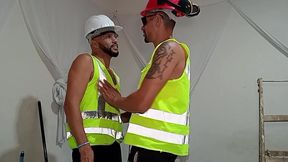 contratei dois pintor para fazer o servico de pintura no meu ap e os dois se pegaram gostoso