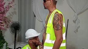 contratei dois pintor para fazer o servico de pintura no meu ap e os dois se pegaram gostoso