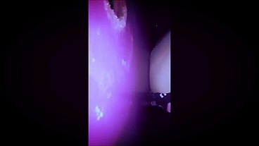 Fui a um cinema sujo, comecei a mamar e dar meu cu no glory hole.