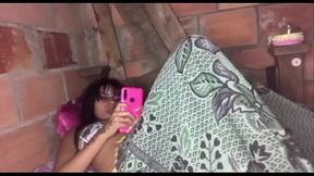 ninf&oacute_mana morena quiere verga, as&iacute_ que busca al vecino, un enano con verga grande que le da su buena follada