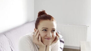 مراهقة أوروبية هاوية ذات شعر أحمر وصدر طبيعي كبير تمارس الجنس الشرجي مع رجل ناضج في المطبخ