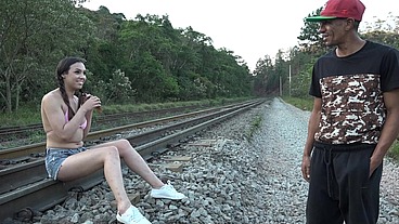 Uma novinha fudendo nos trilhos do trem - Amanda Borges