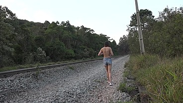 Uma novinha fudendo nos trilhos do trem - Amanda Borges