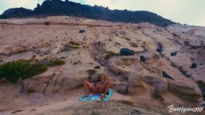 MILF in vacanza si masturba senza vergogna su una spiaggia pubblica e si scopa un turista