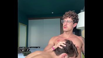 TWINK &Eacute_ FEITO DE FEMEA E GANHA LEITADA NO CU DE PICA DE 25CM.