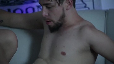 CORTES DO FILME TIA AUGUSTA - EMME WHITE PEGA DRI SEXY NO FLAGRA TRANSANDO E DECIDE ENTRAR NA BRINCADEIRA