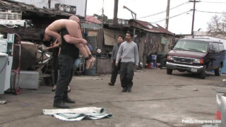 Mark Davis domineert Julie Night en Princess Donna met brute anale pounding in BDSM gangbang
