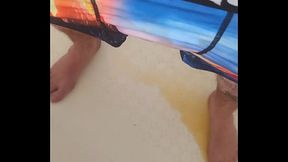 petit pipi du soir dans la baignoire debout le boxer baiss&eacute_ le liquide ...