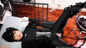 Filipina Dominafire makes Salome Salvi squirt with strap-on