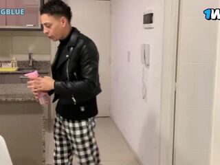 HERMOSA JOVEN MODELO ARGENTINA SE FOYA A SU AMIGO HOMO