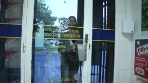 MILF wordt geneukt in de gang van de supermarkt